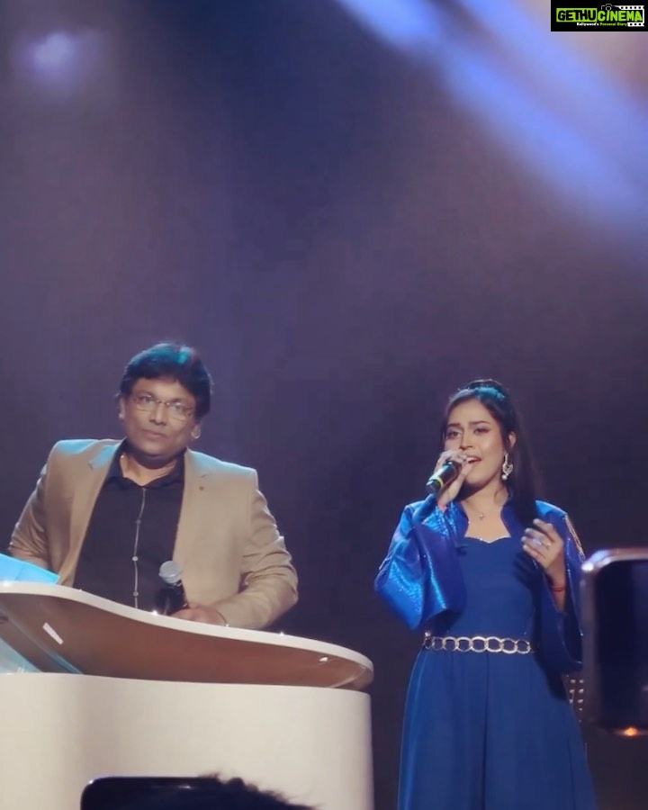 Haripriya Instagram - Hearts of harris 2.0! What a show , what an energy 🦋🧿 Thank you so much @jharrisjayaraj sir! Forever grateful.😇 I’m super Blessed to be a part of this show along with amazing singers and musicians. @malikstreams . . . #harrisjayaraj #haripriya #haripriyasinger #concert #heartsofharris #blessed #unforgettable #love #malaysia Axiata Arena
