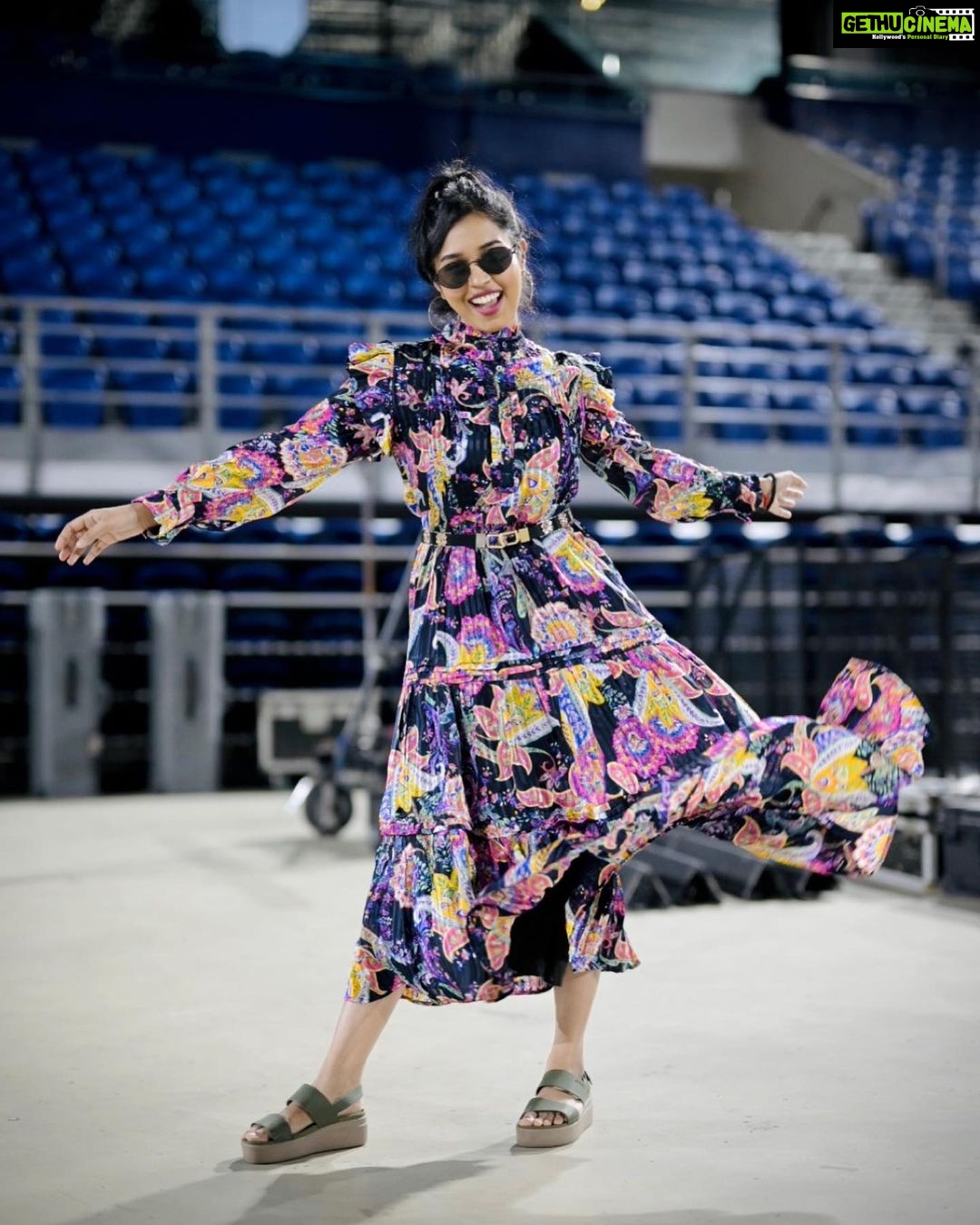 Haripriya Instagram - 🧿Hello! Showtime 🎤 . . #haripriya #haripriyasinger Axiata Arena