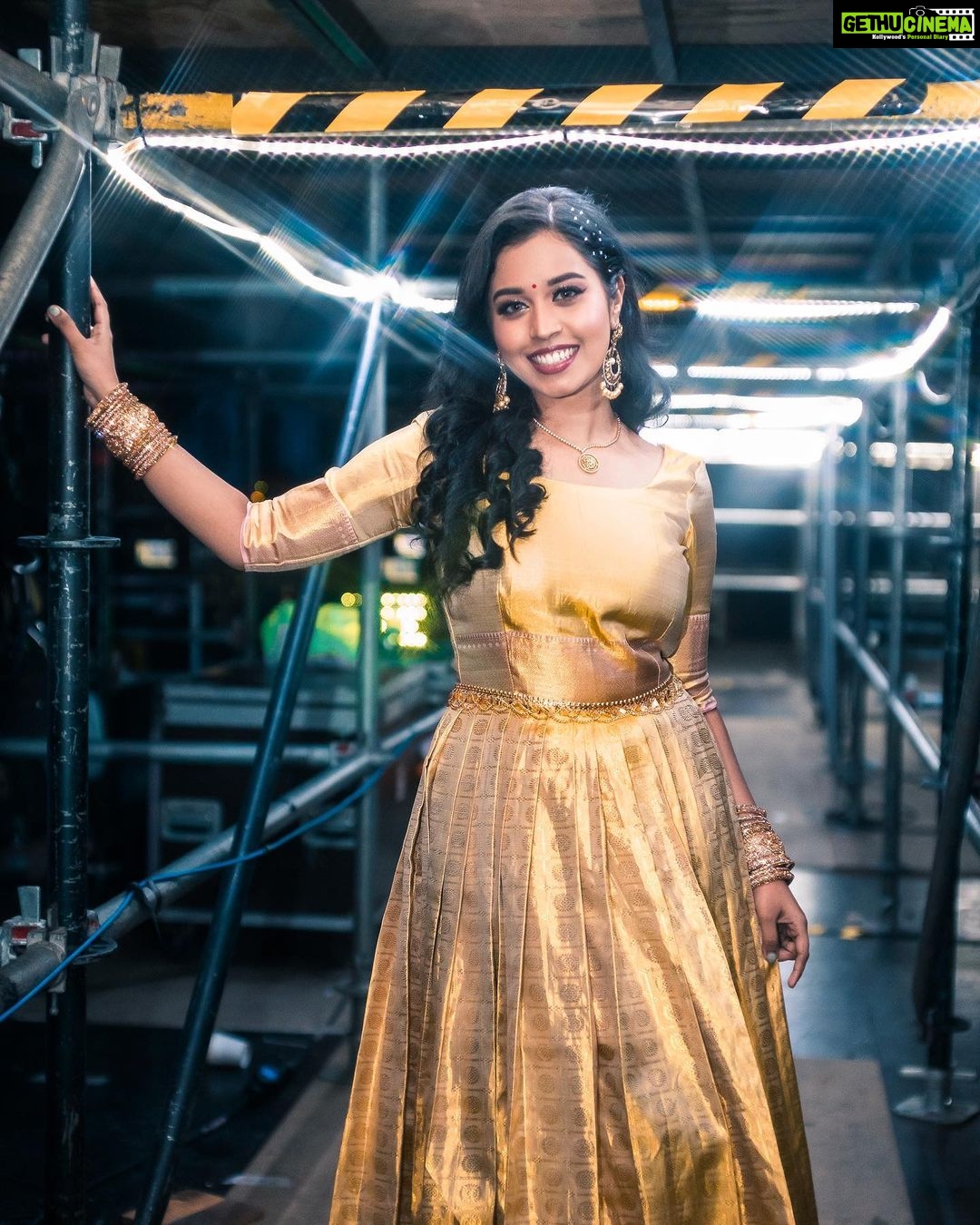 Haripriya Instagram - 🧿 Clicks by @alagaanstudios 📸✨ @distinctcommunications . . . . . #Haripriya #haripriyasinger #live #concert #concertdiaries #backstage #music #ootd #traditional #peace #instafashion #explore Axiata Arena