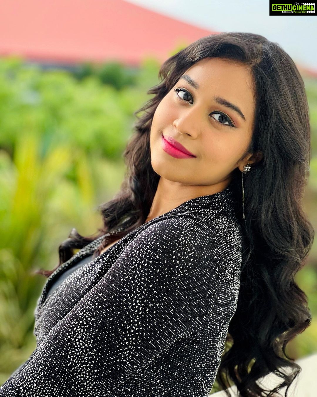 Haripriya Instagram - 🌺 . . . . . #haripriya #haripriyasinger #peace #srilanka