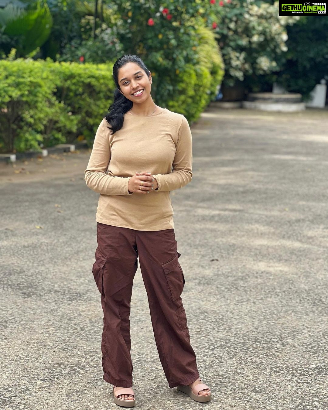 Haripriya Instagram - At #jaffna 🌸 🤎 Performing tomorrow at yazhpaanam. See you all ✨ . . . #Haripriya #haripriyasinger Jaffna
