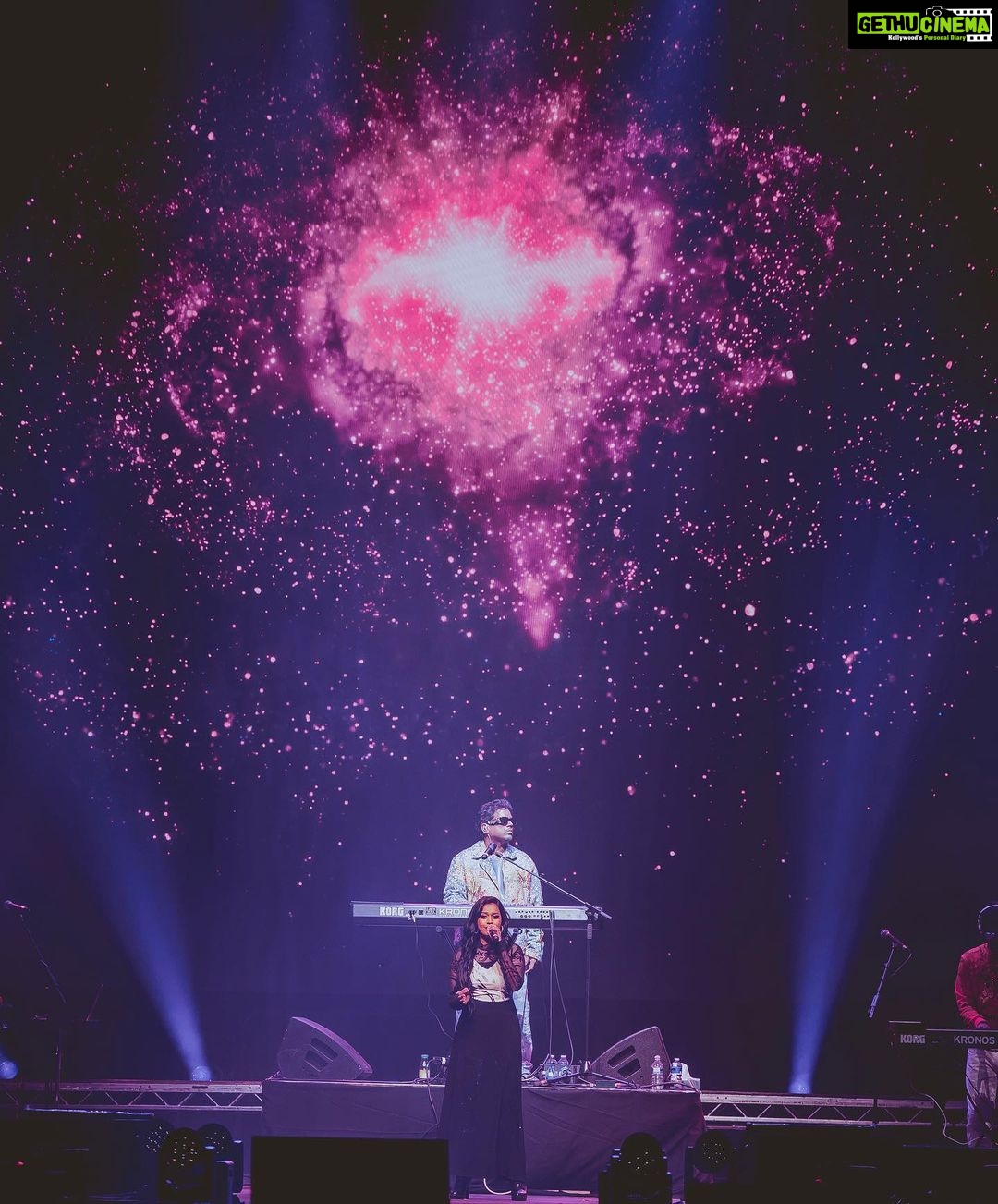 Haripriya Instagram - ✨Pictures from u1 live in london Clicked by @photonimage_by_daran ✨ . . . #haripriyasinger #haripriya #yuvan #yuvanlive #u1 #live #concert #music #explore #peace London, United Kingdom