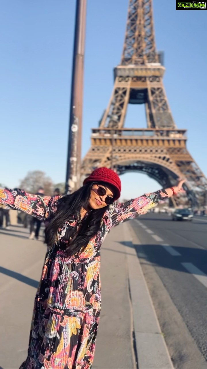Haripriya Instagram - Hello from paris 💚✨ . . . #cityoflove #haripriyasinger #haripriya #paris #travel #love #peace