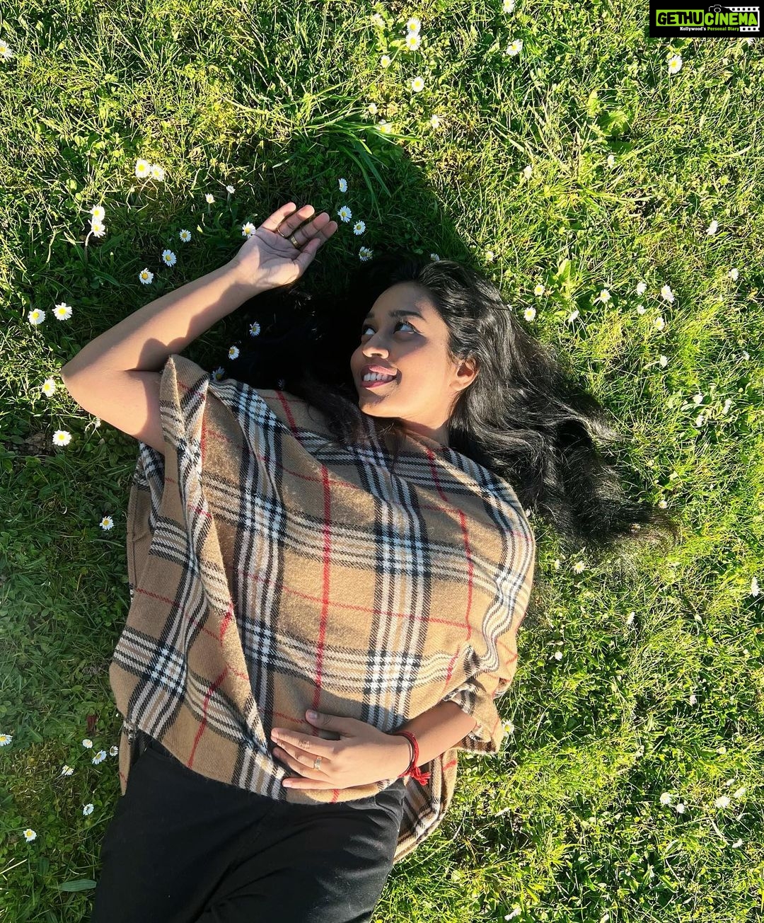 Haripriya Instagram - Birthday month 💚 #paris . . . . #haripriyasinger #haripriya Paris, France