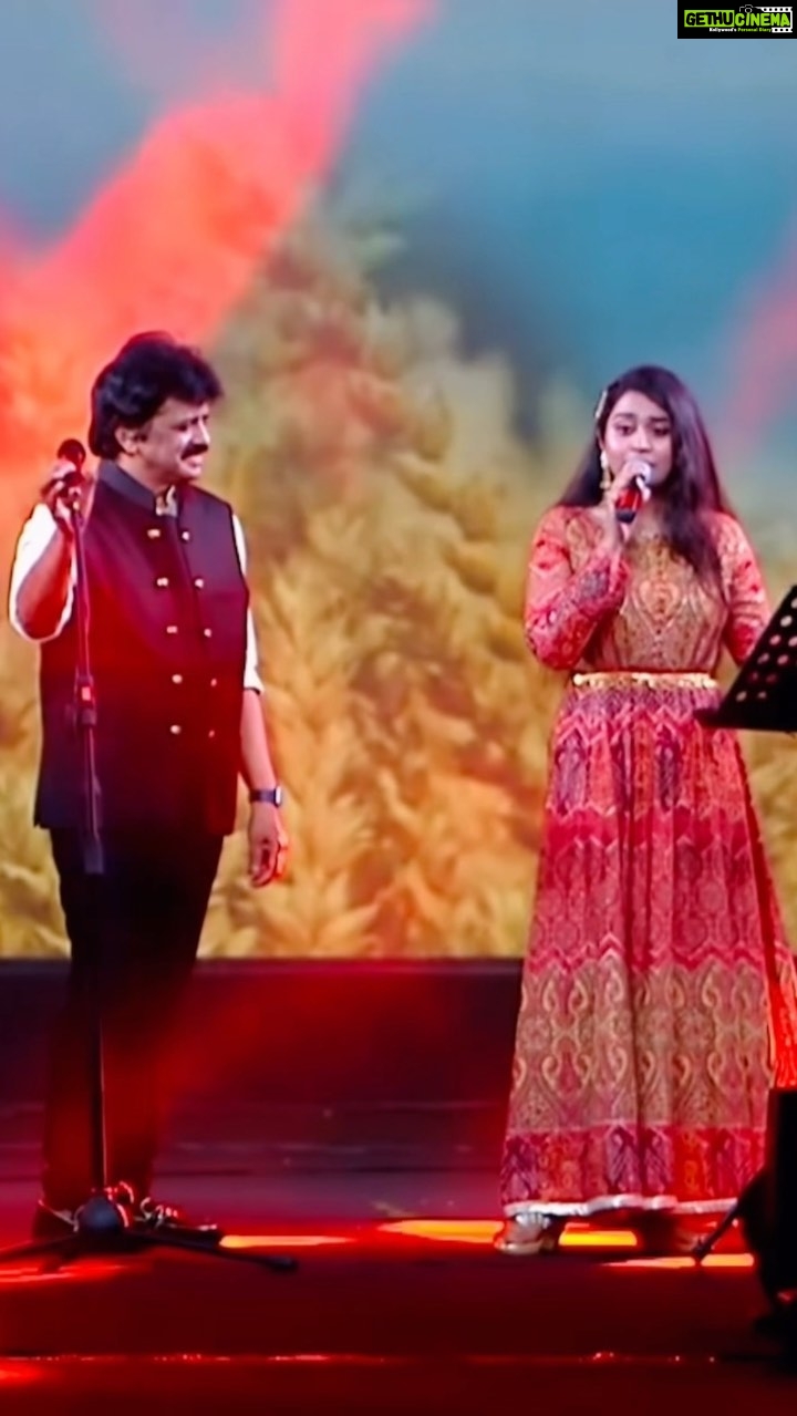 Haripriya Instagram - Kurukku siruthavale live by myself and srinivas sir from isaiduo chennai show which happened before pandemic. You can find the full video on youtube πππΌ . . . . #Haripriyasinger #haripriya #srinivas #arr #arrahman #music #classic #tamil #tamilsongs #live #performance #instareels #explore