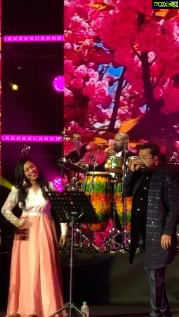 Haripriya Instagram - I’m truely blessed to perform along with the legend @singerhariharana sir. 😇🙏🏽 A moment to cherish. 🤍 . . . #hariharan #haripriya #haripriyasinger #arrahman #arr #concert #music #live #explore #instareels #tamilhits #tamilsongs #throwback