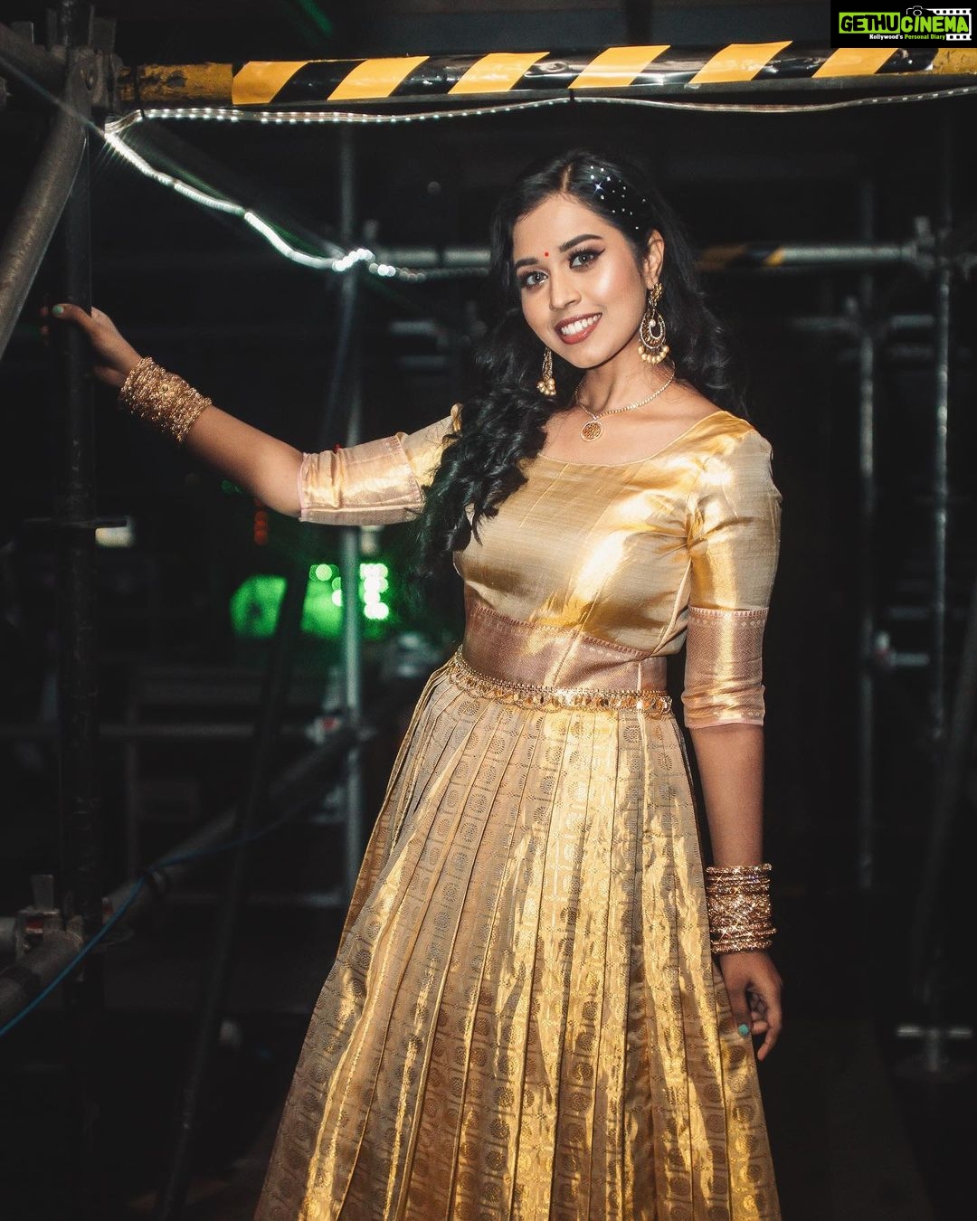 Haripriya Instagram - 🧿 Clicks by @alagaanstudios 📸✨ @distinctcommunications . . . . . #Haripriya #haripriyasinger #live #concert #concertdiaries #backstage #music #ootd #traditional #peace #instafashion #explore Axiata Arena