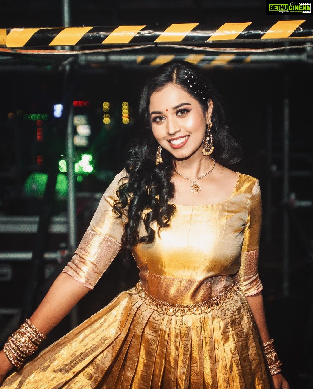 Haripriya Instagram - 🧿 Clicks by @alagaanstudios 📸✨ @distinctcommunications . . . . . #Haripriya #haripriyasinger #live #concert #concertdiaries #backstage #music #ootd #traditional #peace #instafashion #explore Axiata Arena