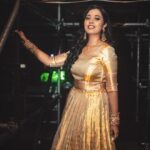 Haripriya Instagram - 🧿 Clicks by @alagaanstudios 📸✨ @distinctcommunications . . . . . #Haripriya #haripriyasinger #live #concert #concertdiaries #backstage #music #ootd #traditional #peace #instafashion #explore Axiata Arena