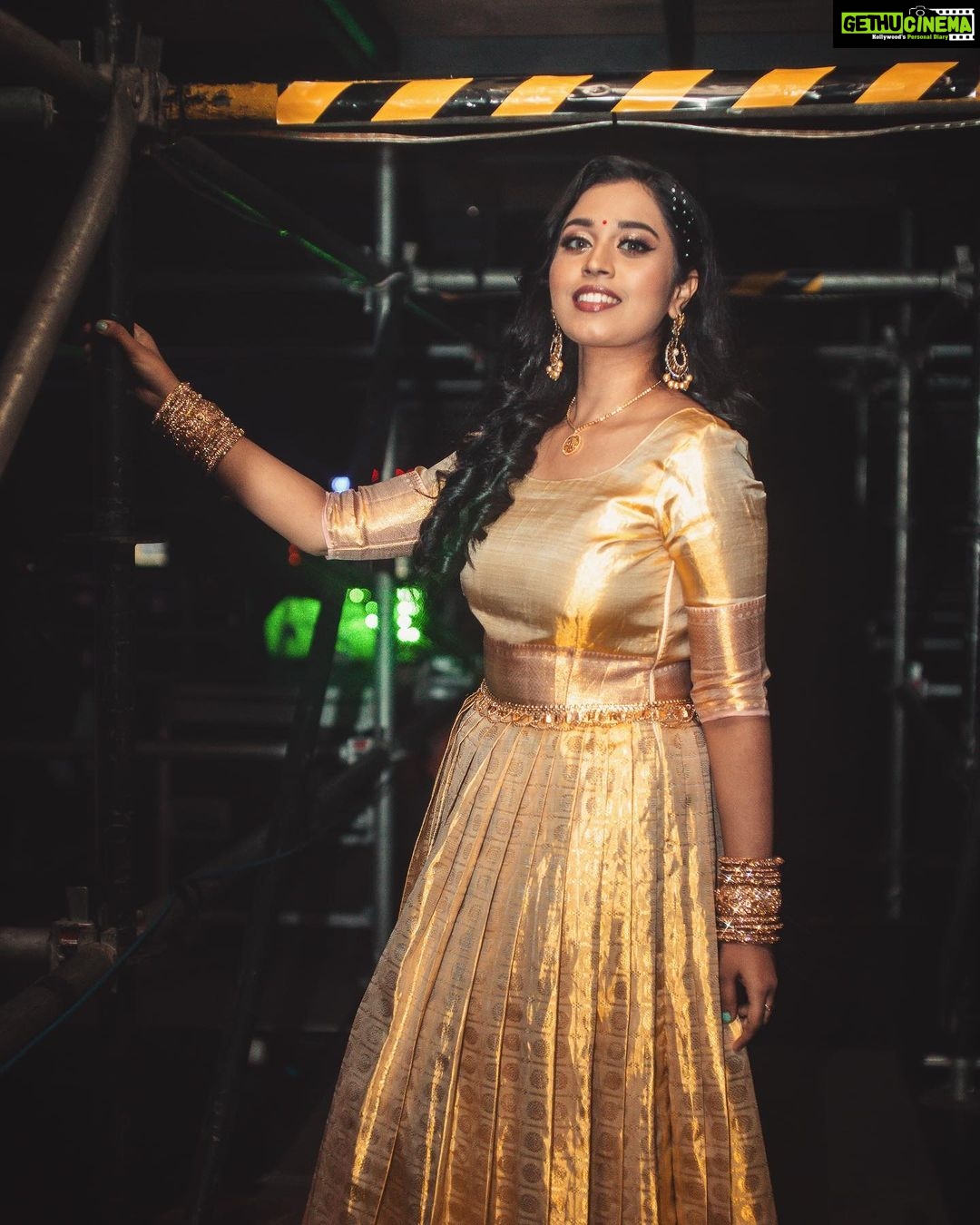 Haripriya Instagram - 🧿 Clicks by @alagaanstudios 📸✨ @distinctcommunications . . . . . #Haripriya #haripriyasinger #live #concert #concertdiaries #backstage #music #ootd #traditional #peace #instafashion #explore Axiata Arena