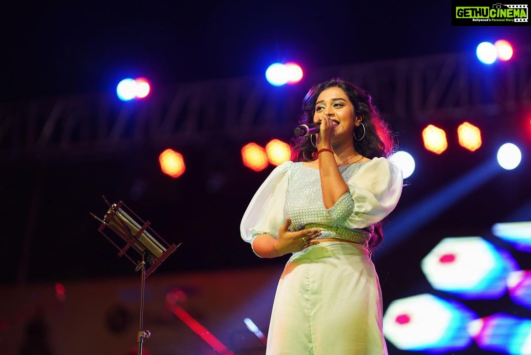 Haripriya Instagram - @sastrafotohub 🎤✨ . . . #haripriya #haripriyasinger #gig Tanjore