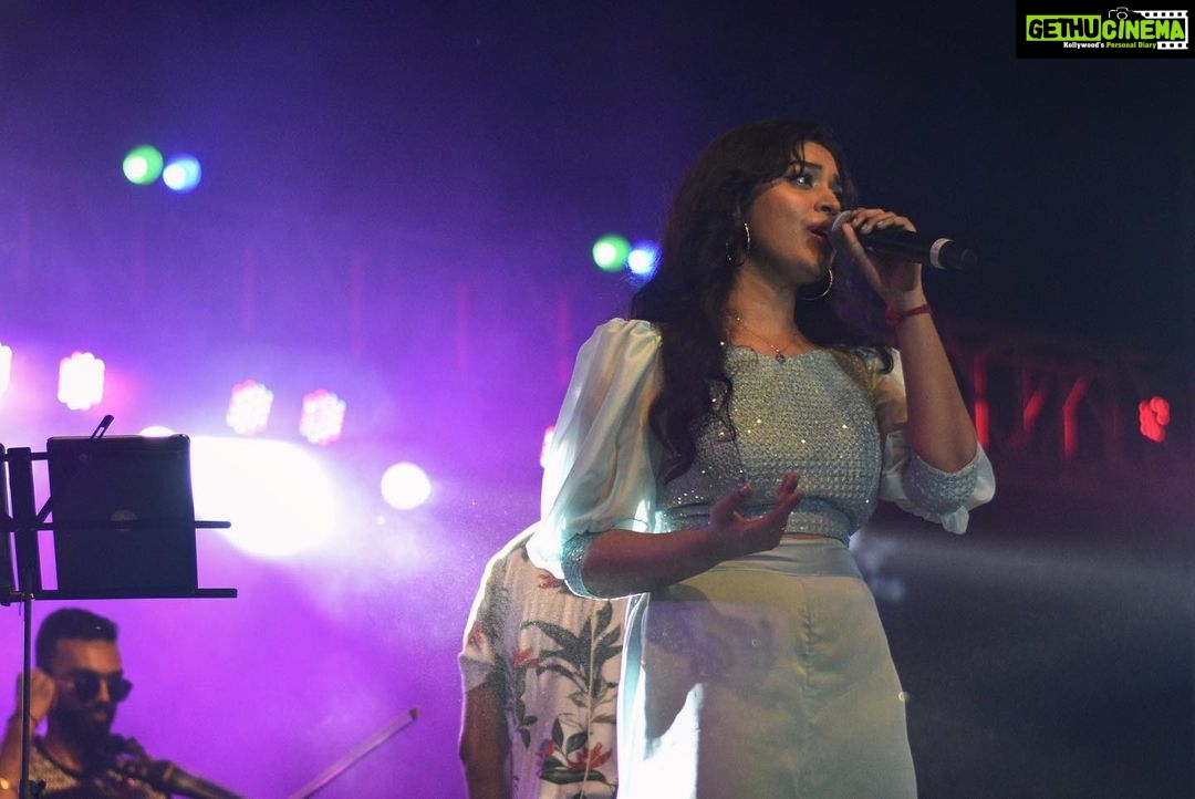 Haripriya Instagram - @sastrafotohub 🎤✨ . . . #haripriya #haripriyasinger #gig Tanjore