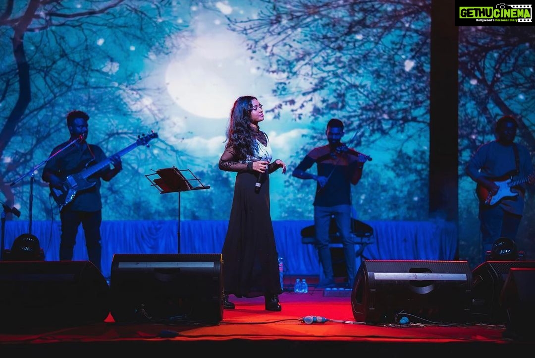 Haripriya Instagram - Clicks from RIT gig at chennai. 💫🎤🤍✨ 📸: @imvikram.s @btosproductions . . . . #haripriya #haripriyasinger #live #music #concert #explore