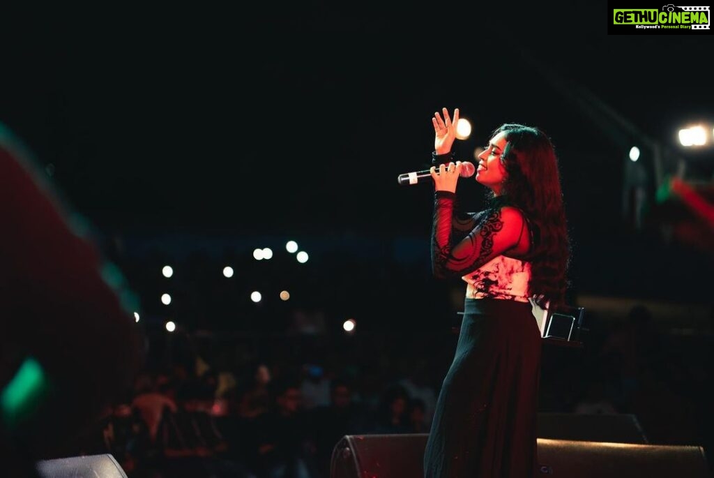 Haripriya Instagram - Clicks from RIT gig at chennai. 💫🎤🤍✨ 📸: @imvikram.s @btosproductions . . . . #haripriya #haripriyasinger #live #music #concert #explore