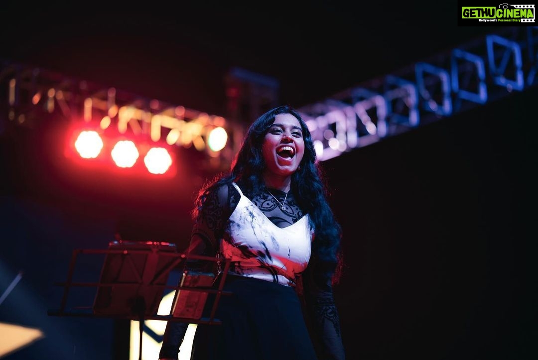 Haripriya Instagram - Clicks from RIT gig at chennai. 💫🎤🤍✨ 📸: @imvikram.s @btosproductions . . . . #haripriya #haripriyasinger #live #music #concert #explore