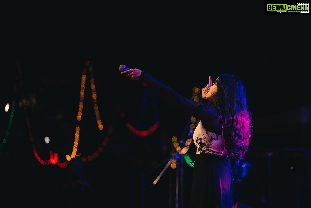 Haripriya Instagram - Clicks from RIT gig at chennai. 💫🎤🤍✨ 📸: @imvikram.s @btosproductions . . . . #haripriya #haripriyasinger #live #music #concert #explore