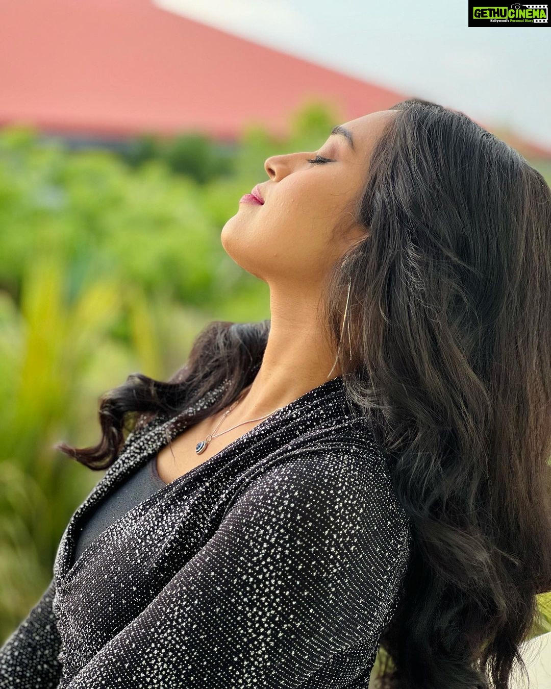 Haripriya Instagram - 🌺 . . . . . #haripriya #haripriyasinger #peace #srilanka