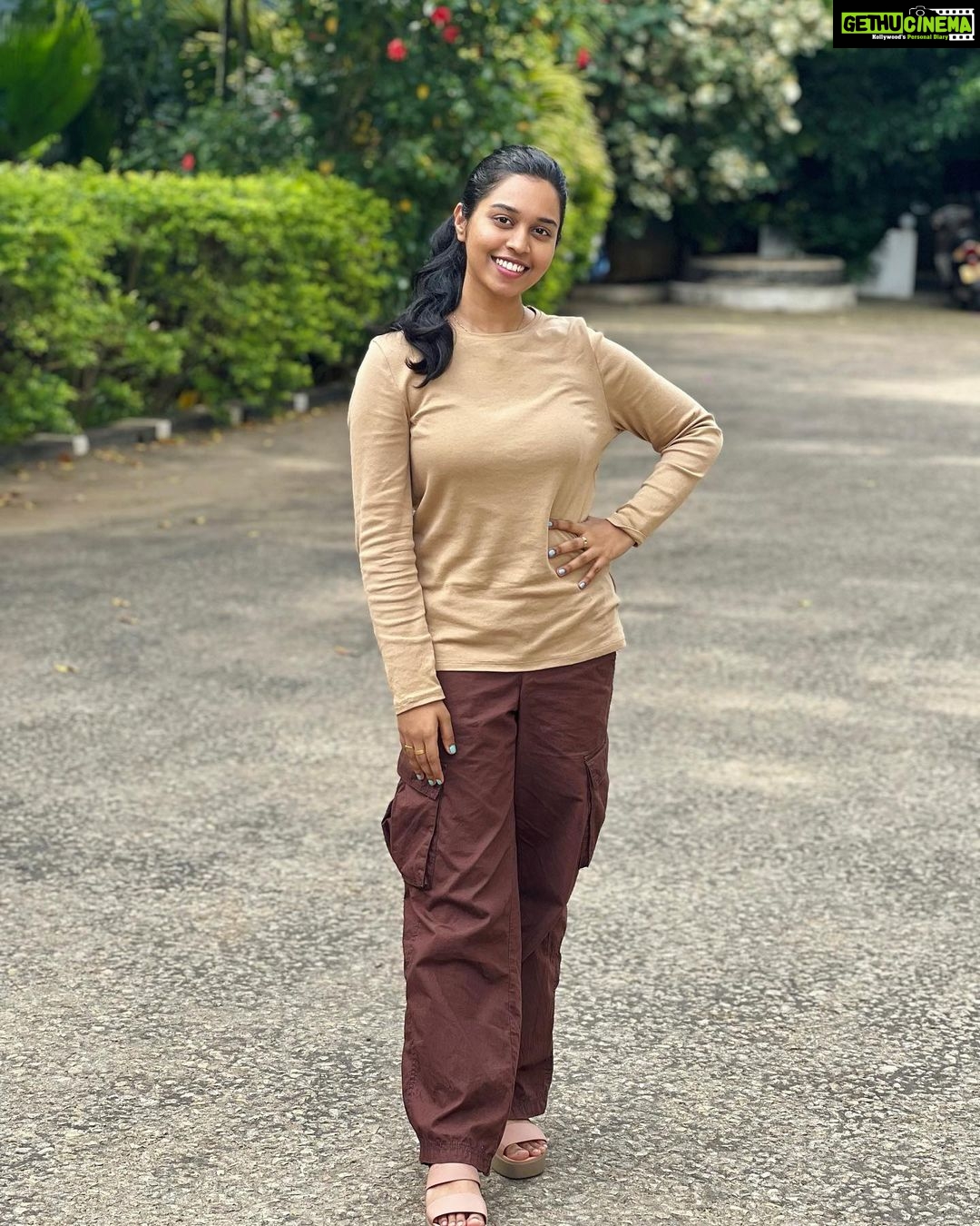Haripriya Instagram - At #jaffna 🌸 🤎 Performing tomorrow at yazhpaanam. See you all ✨ . . . #Haripriya #haripriyasinger Jaffna