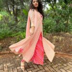 Hariprriya Instagram – Twirling into the weekend like 🥰

#Weekendmood #Monsoonfeel