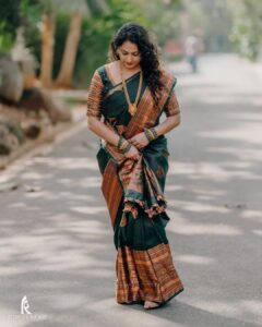 Hariprriya Instagram - It’s all in the vibe ✨🥰

#SundayMood #Traditionalvibes #saree
