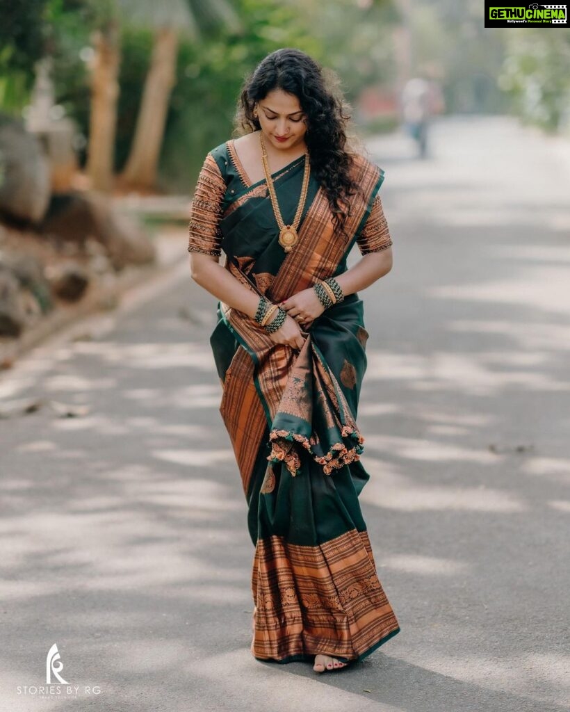 Hariprriya Instagram - It’s all in the vibe ✨🥰 #SundayMood #Traditionalvibes #saree