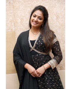 Hariprriya Instagram - Life is too short for black vibes! 🖤

Styling : @stilerush_by_varshinijanakiram 
Clothing : @samyakkclothing 

#SundayLook #Black #Traditional
