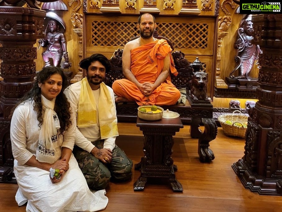 Hariprriya Instagram - ಕೃಷ್ಣಂ ವಂದೇ ಜಗದ್ಗುರುಂ 🙏 . . ಕೃಷ್ಣನ ದರ್ಶನ ಪಡೆದು ಕಾಣಿಯೂರು ಮಠಾಧೀಶರಿಂದ ಅನುಗ್ರಹ ಮಂತ್ರಾಕ್ಷತೆಯನ್ನು ಸ್ವೀಕರಿಸಿದ ಕ್ಷಣ🙏 . . . #simhapriya #vasishtasimha #hariprriya #instagram #instaphoto #mangalore #udupi #instalove