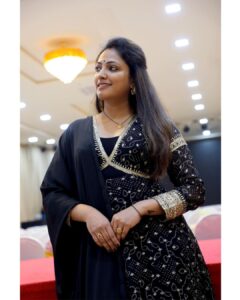 Hariprriya Instagram - Life is too short for black vibes! 🖤

Styling : @stilerush_by_varshinijanakiram 
Clothing : @samyakkclothing 

#SundayLook #Black #Traditional