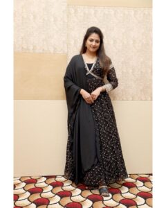 Hariprriya Instagram - Life is too short for black vibes! 🖤

Styling : @stilerush_by_varshinijanakiram 
Clothing : @samyakkclothing 

#SundayLook #Black #Traditional