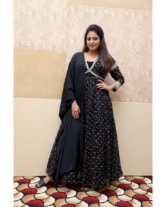 Hariprriya Instagram - Life is too short for black vibes! 🖤

Styling : @stilerush_by_varshinijanakiram 
Clothing : @samyakkclothing 

#SundayLook #Black #Traditional