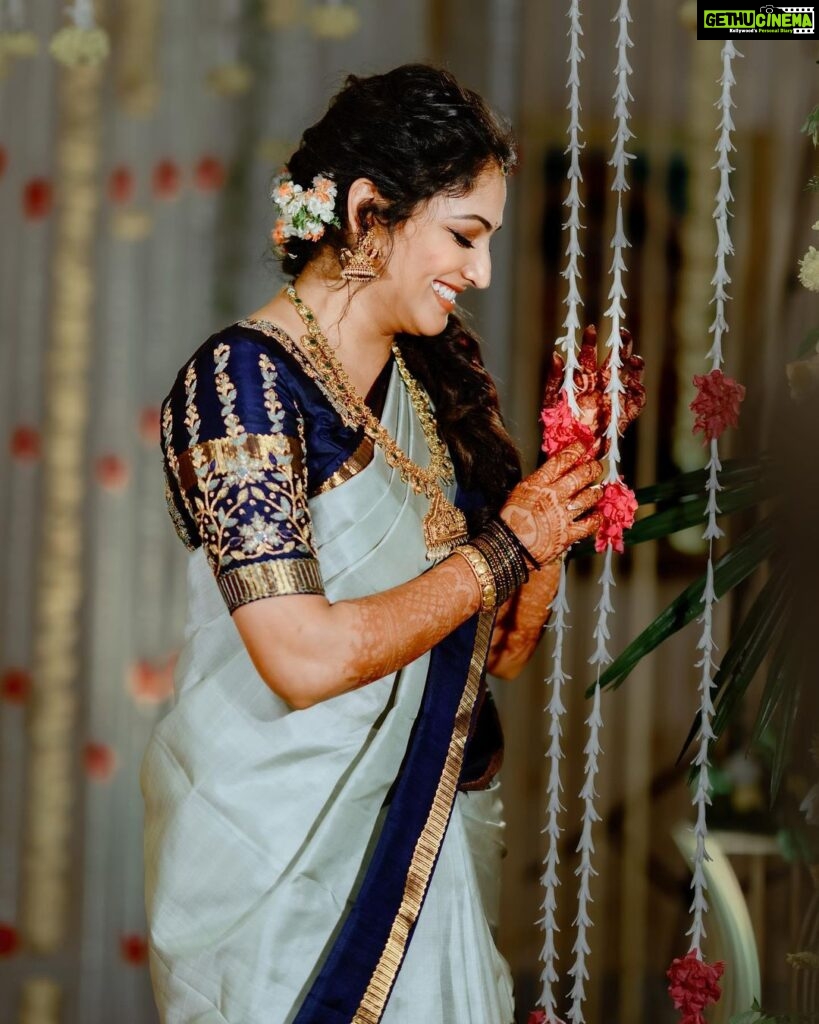 Hariprriya Instagram - 💙💚 Photography - @storiesby.rg Decor - @eventia_mysore Bridal Styling - @stilerush_by_varshinijanakiram Bridal blouse - @itihas_sagar Bridal jewellery- @sriganeshjewellers #simhapriya #wedding #love #vasishtasimha #hariprriya Mysore, Karnataka