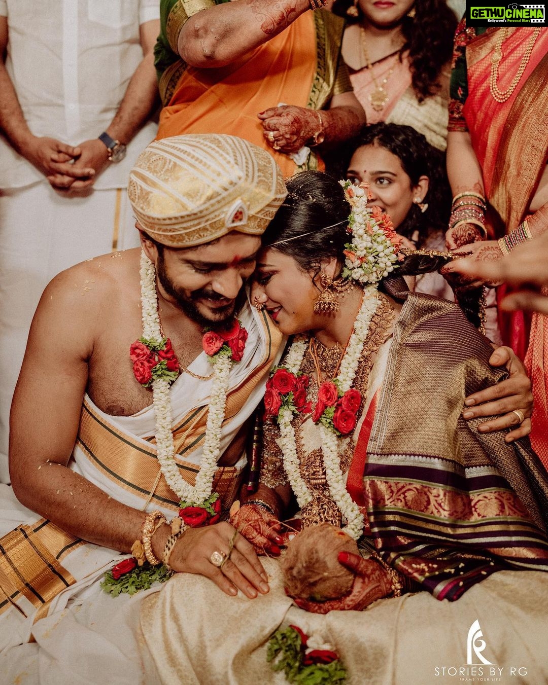 Hariprriya Instagram - ತಾಳಿ ಕಟ್ಟಿದ ಶುಭವೇಳೆ..!!❤️❤️ Photography - @storiesby.rg Decor - @eventia_mysore Bridal Styling - @stilerush_by_varshinijanakiram Bridal blouse - @blousehousebymahithaprasad @mahitha_prasad Jewellery- @aabushanjewellery1941 #simhapriya #lifepartner #wedding #love #hariprriya #vasishtasimha Sri Ganapathy Sachchidananda Ashram