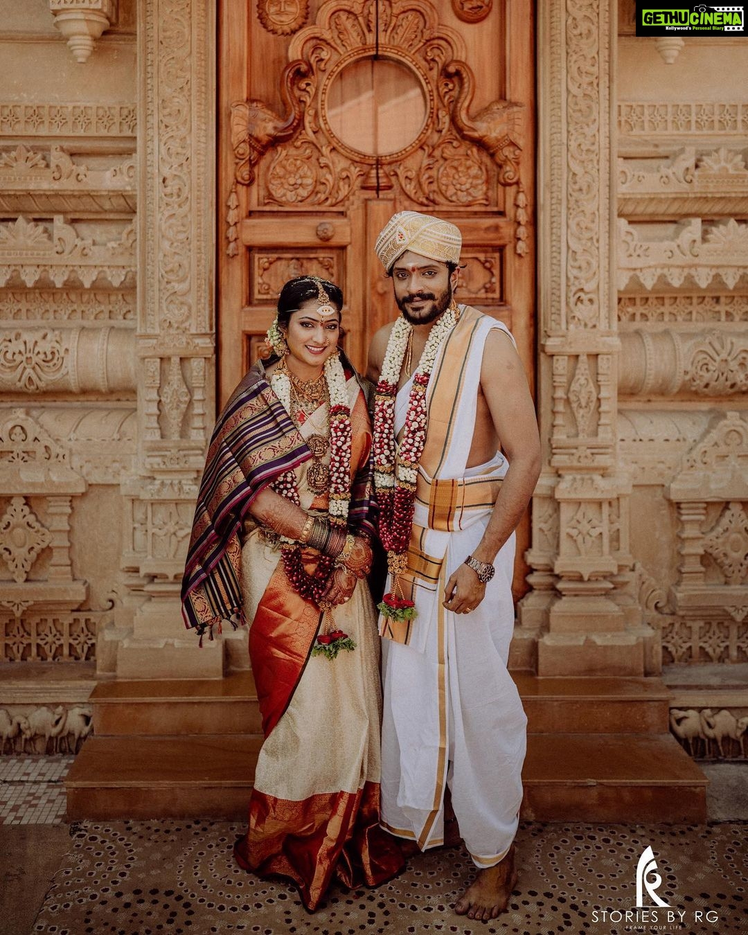 Hariprriya Instagram - ತಾಳಿ ಕಟ್ಟಿದ ಶುಭವೇಳೆ..!!❤️❤️ Photography - @storiesby.rg Decor - @eventia_mysore Bridal Styling - @stilerush_by_varshinijanakiram Bridal blouse - @blousehousebymahithaprasad @mahitha_prasad Jewellery- @aabushanjewellery1941 #simhapriya #lifepartner #wedding #love #hariprriya #vasishtasimha Sri Ganapathy Sachchidananda Ashram
