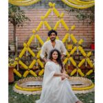 Hariprriya Instagram - ಅರಿಶಿಣ ಶಾಸ್ತ್ರದ ಅಪೂರ್ವ ಕ್ಷಣಗಳು❤️ Haldi decor 😍 - @meragi.celebrations Haldi outfits 🥰 - @itihas_sagar Pics 🤩 - @storiesby.rg #vasishtasimha #hariprriya #simhapriya #wedding #celebration #traditional #indianwedding #love