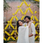 Hariprriya Instagram - ಅರಿಶಿಣ ಶಾಸ್ತ್ರದ ಅಪೂರ್ವ ಕ್ಷಣಗಳು❤️ Haldi decor 😍 - @meragi.celebrations Haldi outfits 🥰 - @itihas_sagar Pics 🤩 - @storiesby.rg #vasishtasimha #hariprriya #simhapriya #wedding #celebration #traditional #indianwedding #love
