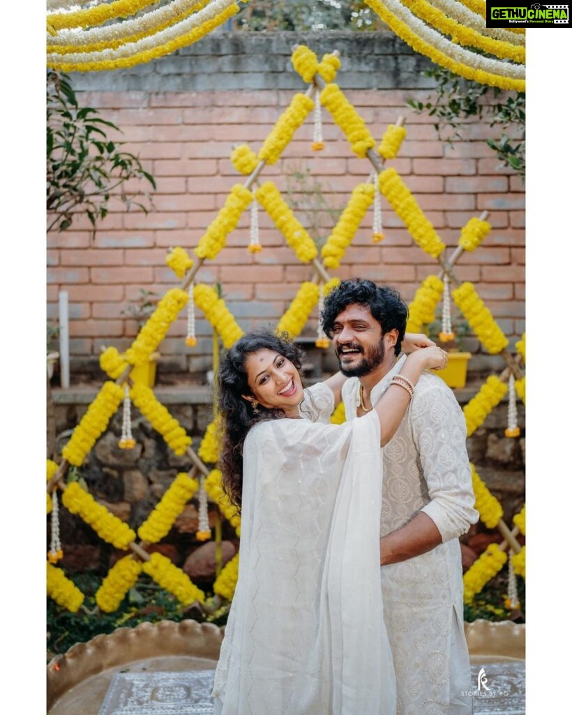 Hariprriya Instagram - ಅರಿಶಿಣ ಶಾಸ್ತ್ರದ ಅಪೂರ್ವ ಕ್ಷಣಗಳು❤️ Haldi decor 😍 - @meragi.celebrations Haldi outfits 🥰 - @itihas_sagar Pics 🤩 - @storiesby.rg #vasishtasimha #hariprriya #simhapriya #wedding #celebration #traditional #indianwedding #love