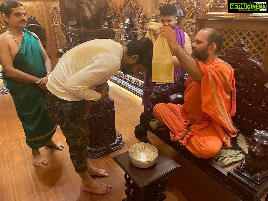 Hariprriya Instagram - ಕೃಷ್ಣಂ ವಂದೇ ಜಗದ್ಗುರುಂ 🙏 . . ಕೃಷ್ಣನ ದರ್ಶನ ಪಡೆದು ಕಾಣಿಯೂರು ಮಠಾಧೀಶರಿಂದ ಅನುಗ್ರಹ ಮಂತ್ರಾಕ್ಷತೆಯನ್ನು ಸ್ವೀಕರಿಸಿದ ಕ್ಷಣ🙏 . . . #simhapriya #vasishtasimha #hariprriya #instagram #instaphoto #mangalore #udupi #instalove