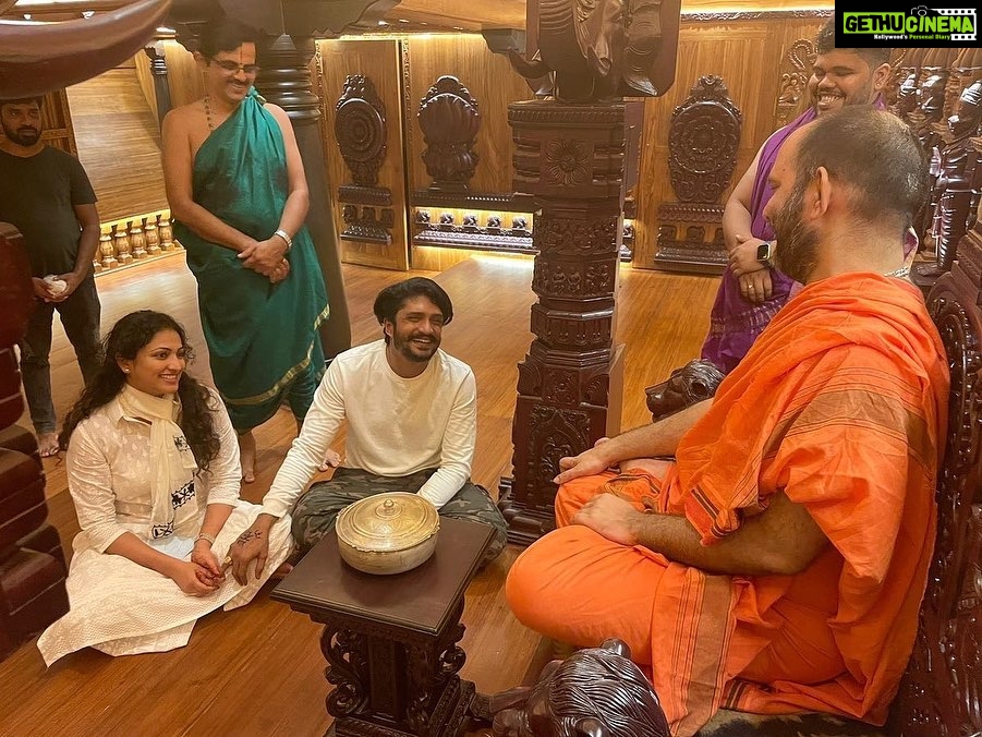 Hariprriya Instagram - ಕೃಷ್ಣಂ ವಂದೇ ಜಗದ್ಗುರುಂ 🙏 . . ಕೃಷ್ಣನ ದರ್ಶನ ಪಡೆದು ಕಾಣಿಯೂರು ಮಠಾಧೀಶರಿಂದ ಅನುಗ್ರಹ ಮಂತ್ರಾಕ್ಷತೆಯನ್ನು ಸ್ವೀಕರಿಸಿದ ಕ್ಷಣ🙏 . . . #simhapriya #vasishtasimha #hariprriya #instagram #instaphoto #mangalore #udupi #instalove