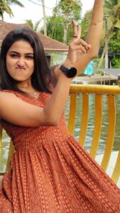 Haritha G Nair Instagram - 1 M views..അതെന്താ കരിക്കും വെള്ളത്തിൽ ചായ കലങ്ങൂലെ?!!!
.
.
 🎥 : @rohith.rnair.44