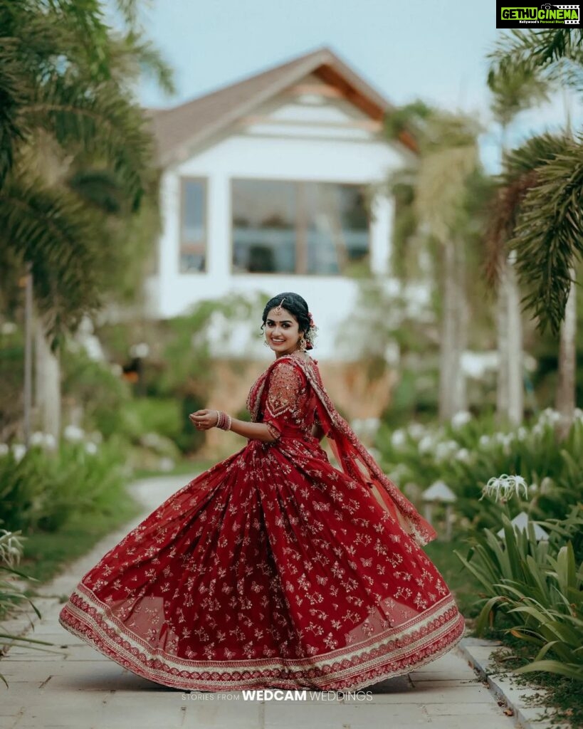 Haritha G Nair Instagram - ❤❤❤ Costumes👗: @colos_the_designing_couture . 📸:@wedcam_wedding . Makeup - styling &Spa❤ : @pink_passion_12 . Ornaments📿 : @jhanvi__collections . Location : @gokulamgrandkumarakom Gokulam Grand Resort & Spa, Kumarakom