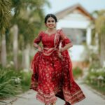 Haritha G Nair Instagram – ❤❤❤
Costumes👗: @colos_the_designing_couture
.
📸:@wedcam_wedding
.
Makeup – styling &Spa❤ : @pink_passion_12
.
Ornaments📿 : @jhanvi__collections
.
Location : @gokulamgrandkumarakom