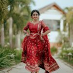 Haritha G Nair Instagram - ❤❤❤ Costumes👗: @colos_the_designing_couture . 📸:@wedcam_wedding . Makeup - styling &Spa❤ : @pink_passion_12 . Ornaments📿 : @jhanvi__collections . Location : @gokulamgrandkumarakom