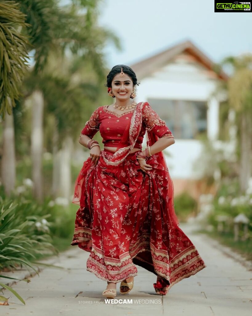 Haritha G Nair Instagram - ❤❤❤ Costumes👗: @colos_the_designing_couture . 📸:@wedcam_wedding . Makeup - styling &Spa❤ : @pink_passion_12 . Ornaments📿 : @jhanvi__collections . Location : @gokulamgrandkumarakom