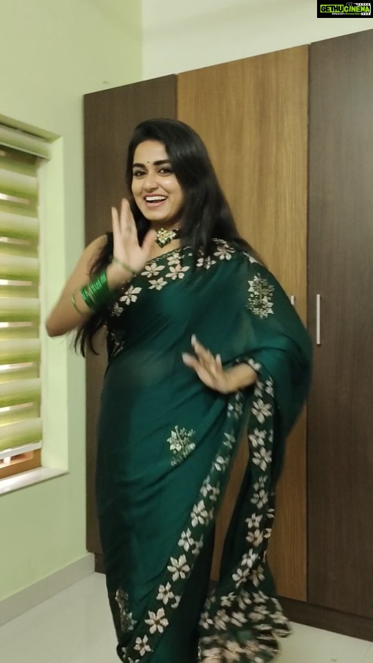Haritha G Nair Instagram - Look at the moves😂no intention of following #trend or #dance.. Just wanna show off my saree💚.. I love the way i look 💚 📸 : @rohith.rnair.44 (Saree from Nathoon😘)
