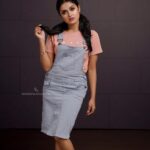 Haritha G Nair Instagram - Haritha G Nair wearing Ice blue denim dungaree with peach tshirt . In frame : @haritha.girigeeth ___ Photography : @aniesh_upaasana_studio Makeup : @neethu_makeupartist @vijilsmakeover Styling : @leirakuncysiby Jewellery : @ladies_planet_rental_jewellery @silver_andsalt . #swayamvarasilks #redfmmalayalam #glamnglitz #harithagnair #haritha #malayalamactress #kasthooriman #latest #malayalam #malayalamactor #celebrity #kanchipuram #dungarees #celebreels #reelsofinstagram #sreekutty #tharodayam #thingalkalaman #thinkalkalaman #tvshow #serial #serialactor #fashion #blue #ootd #style #denimjacket #denim #denimshirt