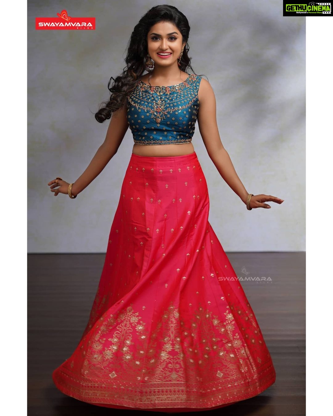 Haritha G Nair Instagram - Swayamvara Silks| Red FM Malayalam Photography: @director_aniesh_upaasana In association with @redfmmalayalam Makeup: @vijilsmakeover @neethu_makeupartist Styling : @leirakuncysiby Jewellery: @ladies_planet_rental_jewellery #swayamvarasilks #redfm #redfmindia #thinkalkalaman #thinkalkalamanonsuryatv #makeup #styling