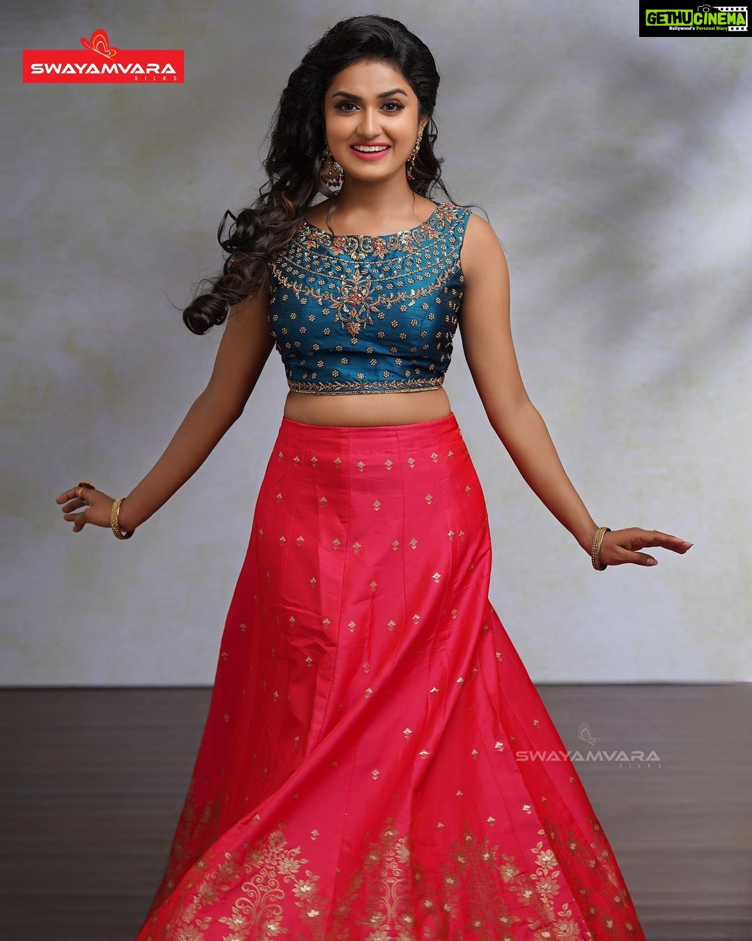Haritha G Nair Instagram - Haritha G Nair Wearing Banarasi skirt pairing silk crop top in kundan beads work by @swayamvarasilksindia . Muse : @haritha.girigeeth Photography: @director_aniesh_upaasana In association with @redfmmalayalam Makeup: @vijilsmakeover @neethu_makeupartist Styling : @leirakuncysiby Jewellery: @ladies_planet_rental_jewellery . #swayamvarasilks #redfmmalayalam #glamnglitz #harithagnair #haritha #malayalamactress #kasthooriman #latest #malayalam #malayalamactor #celebrity #kanchipuram #silksaree #celebreels #reelsofinstagram #sreekutty #tharodayam #thingalkalaman #thinkalkalaman #tvshow #serial #serialactor #fashion #saree #ootd #style #traditional #ethnicwear