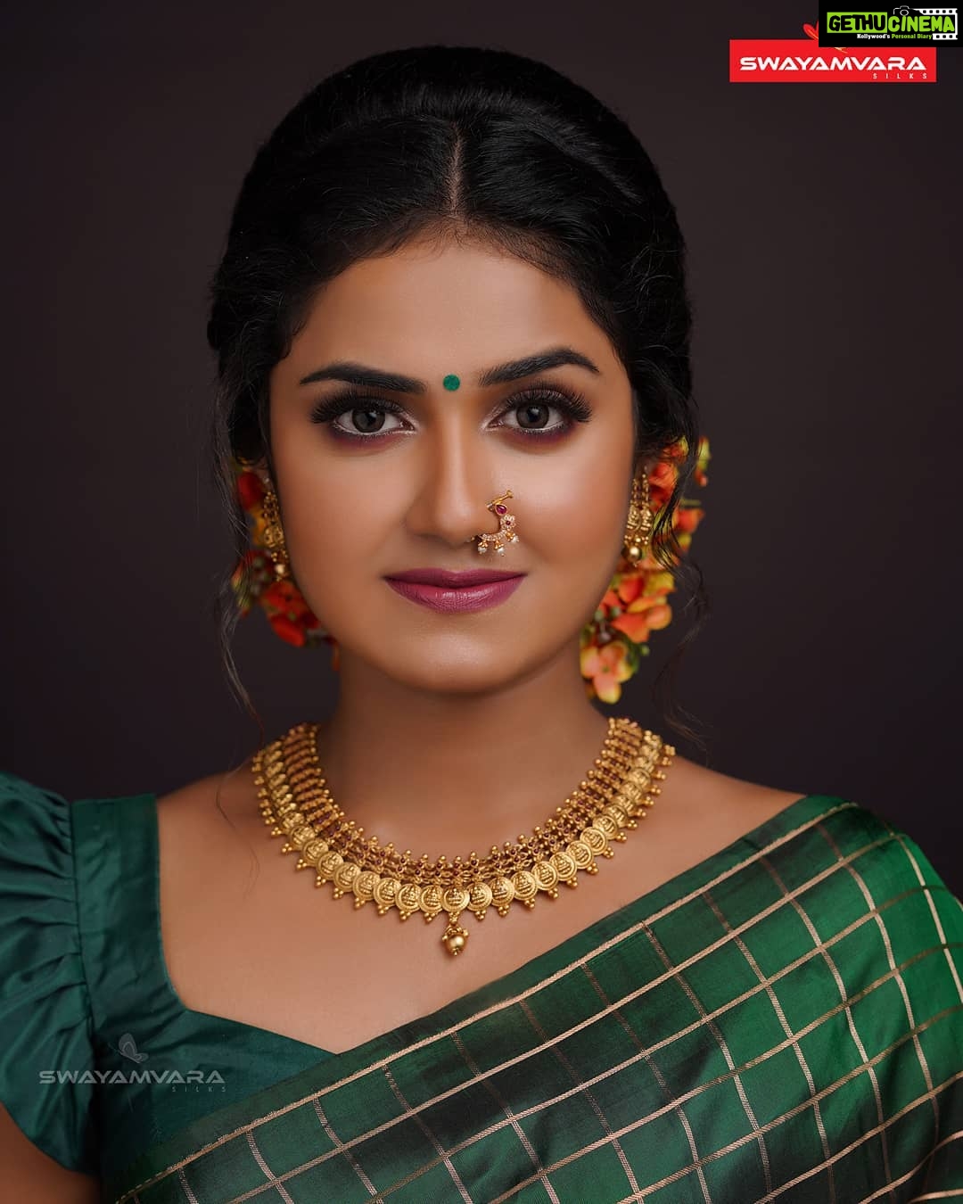Haritha G Nair Instagram - Swayamvara Silks| Red FM Malayalam Photography: @director_aniesh_upaasana In association with @redfmmalayalam Makeup: @vijilsmakeover @neethu_makeupartist Styling : @leirakuncysiby Jewellery: @ladies_planet_rental_jewellery #green #traditional #swayamvarasilks #redfm #redfmindia #thinkalkalaman #thinkalkalamanonsuryatv #makeup #styling