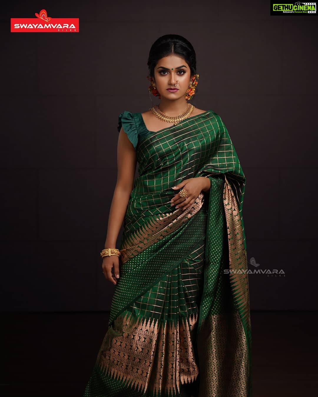 Haritha G Nair Instagram - Swayamvara Silks| Red FM Malayalam Photography: @director_aniesh_upaasana In association with @redfmmalayalam Makeup: @vijilsmakeover @neethu_makeupartist Styling : @leirakuncysiby Jewellery: @ladies_planet_rental_jewellery #green #traditional #swayamvarasilks #redfm #redfmindia #thinkalkalaman #thinkalkalamanonsuryatv #makeup #styling