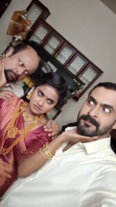 Haritha G Nair Instagram - 3M.Fav Blooper Ever😆🤗 കപ്പളത്തണ്ട് കൊണ്ട് കരകാട്ടം ആടുന്നത് കണ്ടാൽ ആരും ചിരിച്ചു പോവില്ലേ ....ഇയാൾ എന്നെ തല്ലികൊല്ലുന്നേ... രക്ഷിക്കണേ ....@rayjanofficial By the By laughing is injurious to health sometimes....(@manoj_sreesidh aa പിണ്ണതൈലം ഇങ്ങേടുത്തോ ...😬)